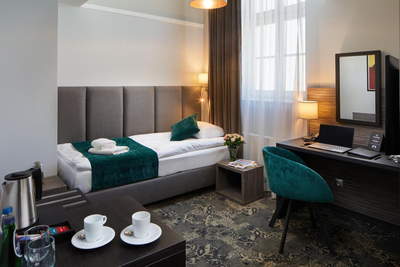 Estera 4*