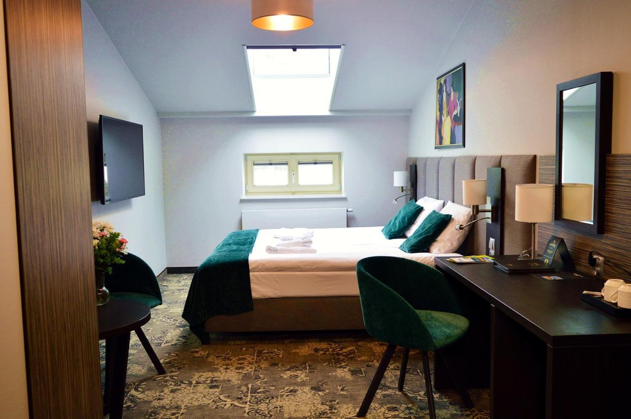 Estera 4*